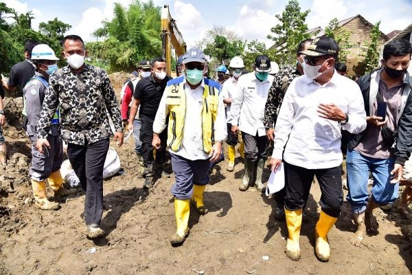 Menteri PUPR Bersama Gubernur Sumut Tinjau Lokasi Banjir, Perintahkan Perbaiki Jalur Sungai dan Lontarkan Wacana Relokasi